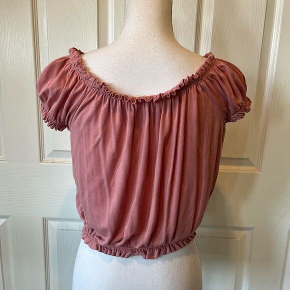 đFreeâKissesâ
Off-the-shoulder CropâTop - Picture 4 of 8